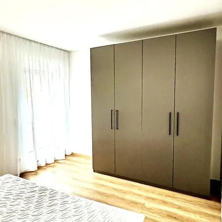 アパート 2-room With Terrace & Parking